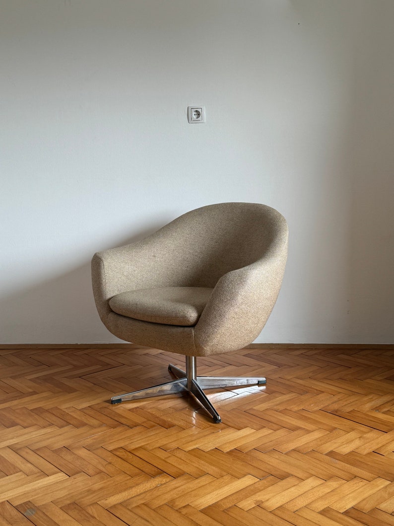 Milieu du siècle / fauteuils simples pivotants / egg chair / STOL KAMNIK / fauteuil de bureau / de salon / chaise beige / chaises design / Yougoslavie image 2