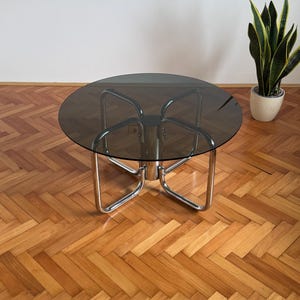 Vintage Bauhaus Stil Couchtisch / Italienischer Beistelltisch / Rauchglasplatte / Chromrohr / Giotto Stoppino Stil / 1970er Jahre