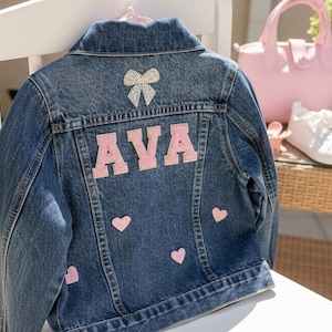 Veste en jean personnalisée pour enfant : écussons et lettres personnalisés ; Cadeau pour les enfants