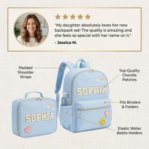 Pu&ograve; includere: Un set di zaino e borsa per il pranzo azzurri. Lo zaino presenta il nome "SOPHIA" in lettere di ciniglia dorate, una toppa arcobaleno e una tasca laterale per una bottiglia d'acqua. Anche la borsa per il pranzo ha il nome "SOPHIA".
