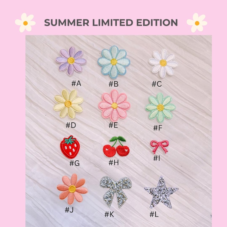 Pu&ograve; includere: Una collezione di toppe ricamate in varie forme e colori, tra cui fiori, una fragola, ciliegie, un fiocco e una stella. Le toppe sono etichettate con lettere e numeri, con il testo "SUMMER LIMITED EDITION" in alto.