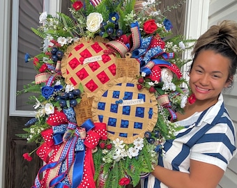 Gran corona de tarta de cerezas y arándanos de verano con celosía - Gran decoración para la puerta principal de una casa de campo - Decoración patriótica de arpillera roja, blanca y azul para cocinas pequeñas