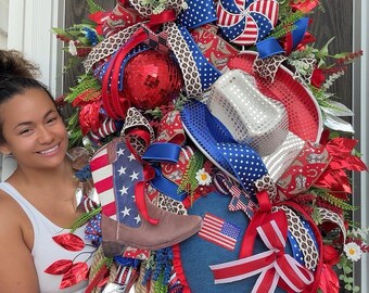 Guirnalda patriótica de vaquera para puerta - Corona vaquera roja, blanca y azul - Decoración del 4 de julio con sombrero de vaquero de lentejuelas y bota con la bandera - Corona americana