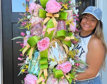 特大「ガーデンジェム」ピオニーエステートスワッグ - 巨大なクリスタル、ピンクのピオニー、緑のベルベットリボン、宝石をあしらった豪華な36インチの玄関ドアスワッグ