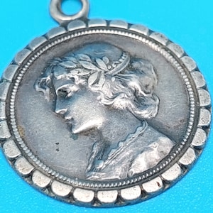 Pendentif Argent Antique Art Nouveau Fille Femme Charm Bracelet Pendentif Porte-Bonheur Charme