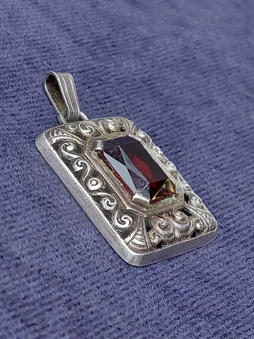 Pendentif Ancien En Argent Massif Et Pierre Rouge - Petit Modèle, Adorable - Occasion