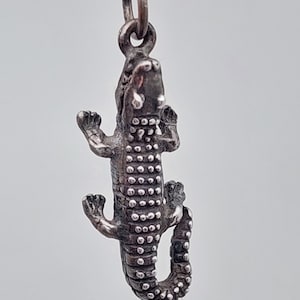 Antico ciondolo in argento 835 con ciondolo a forma di coccodrillo