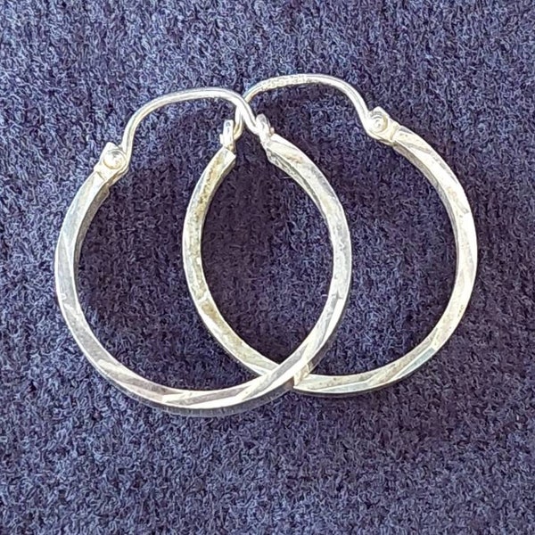 Muy bonitos pendientes de aro de plata 925. Pendientes de diamantes de 1,8 cm.