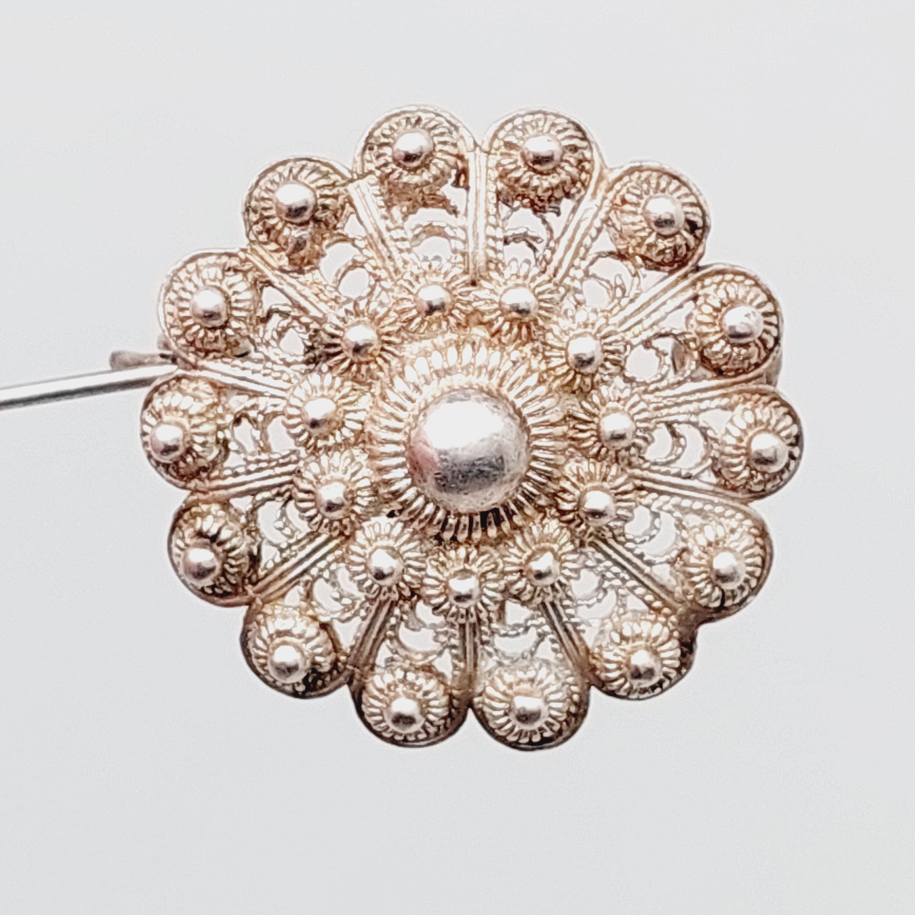 Broche en filigrane en argent 835 en forme de nœud incurvé - France
