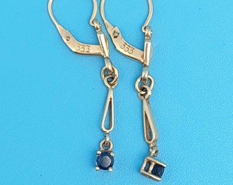 Pendientes colgantes de oro 333 con piedras facetadas azules: un regalo exclusivo para ella.