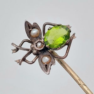 Antique brooch lapel pin Art Nouveau 1910 bow tie pin green stones with seed pearls tie pin