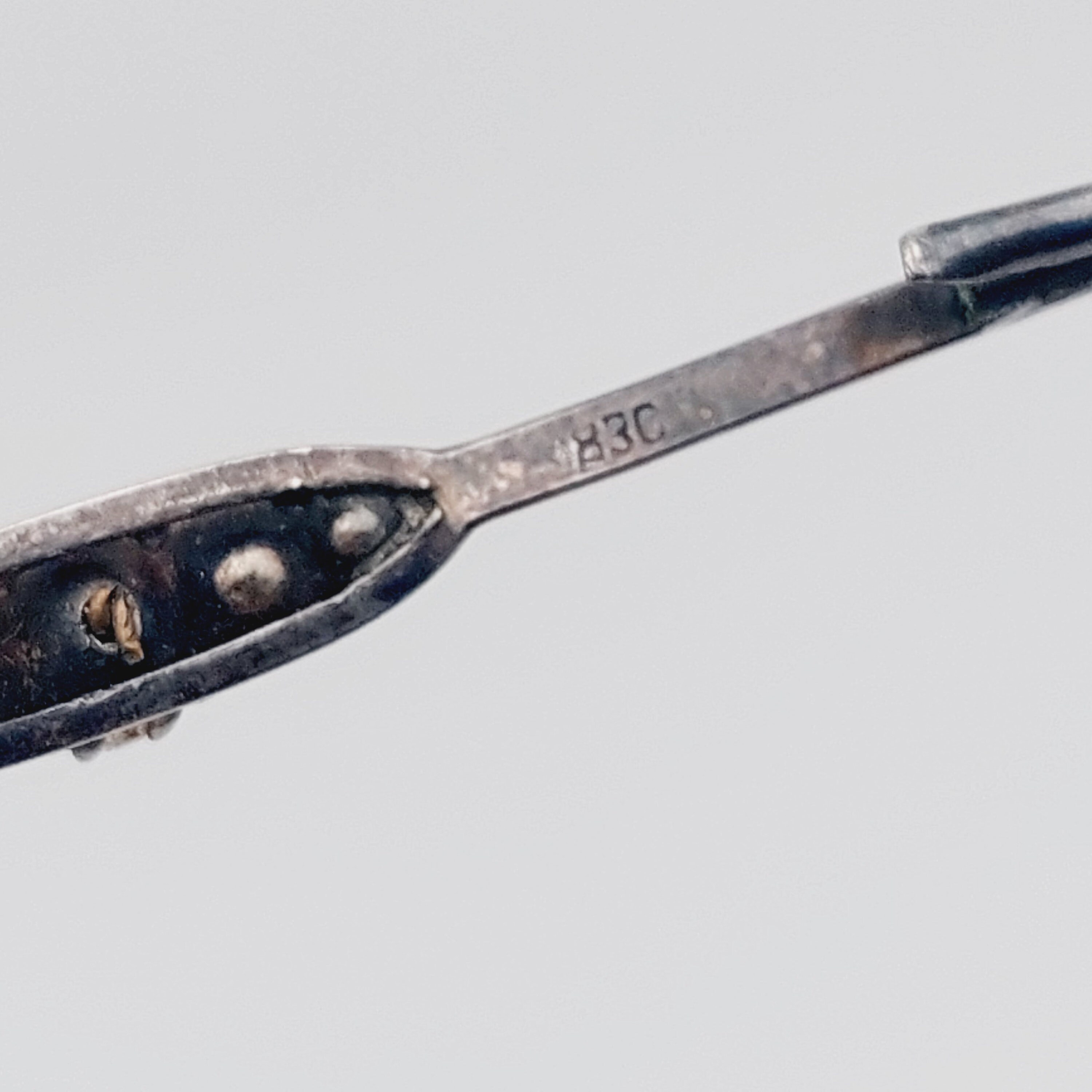 Broche Vintage Classique - Barrette Argentée Avec Perle Grise, Parfait État