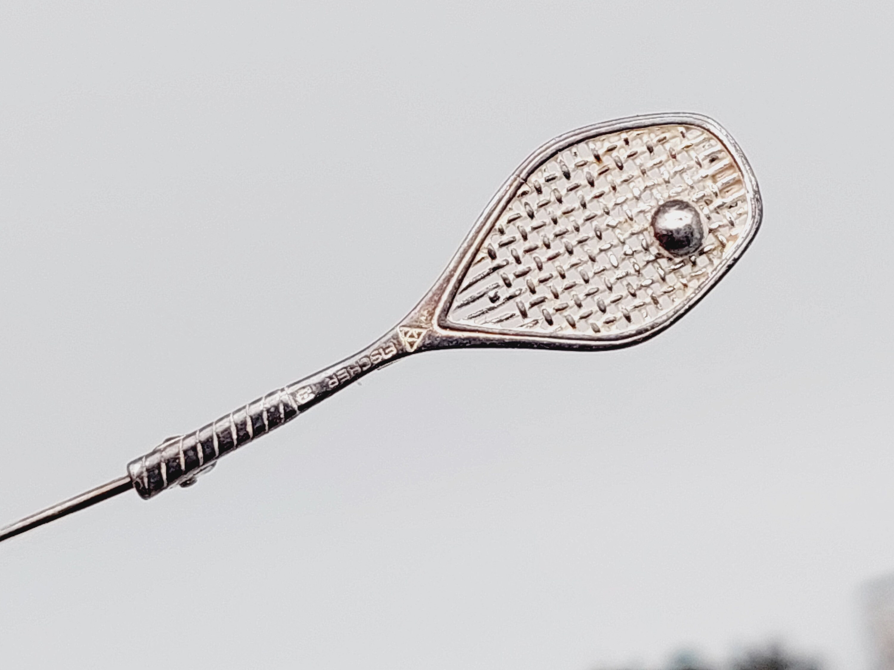 Broche Décorative Tennis - Épingle à Foulard Ou Vêtement - Bijou De Table Fête Sportive - Neuf Avec étiquettes