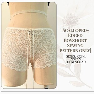 Può includere: Pantaloncini in pizzo color avorio con motivo paisley e bordi smerlati sono esposti su un manichino. Il testo a destra recita "Scalloped-Edged Boyshort Sewing Pattern Only" e "Sizes: XXS-L Instant Download."
