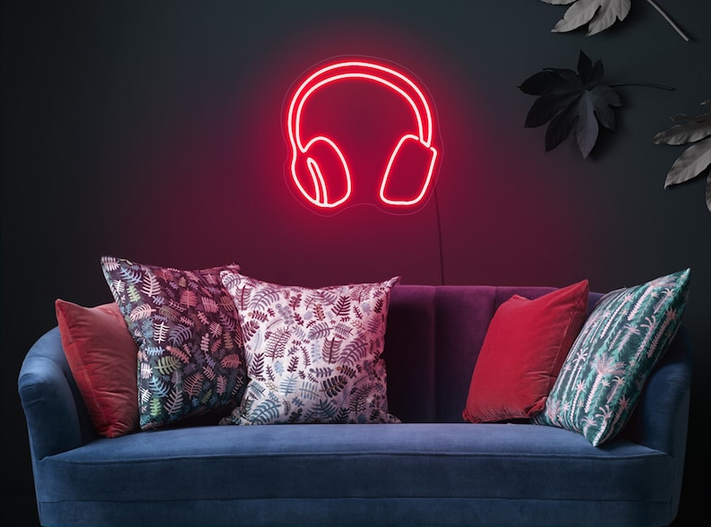 A romantic weekend with your lovely girlfriend in her room under a neon headphone light sign is not a bad idea. There’re many hot colors for your choice to suit her style. What could show her how romantic you are better than this lovely gift?