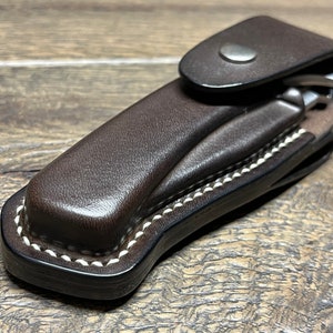 Étui vertical en cuir pour couteau pliant grande taille fabriqué de table Crooked River (avec rabat)