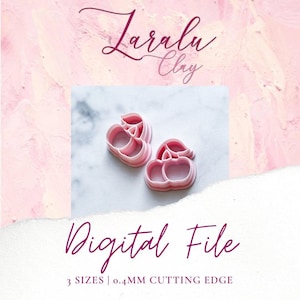 Puede incluir: Dos cortadores de galletas de cereza de plástico rosa con un detalle de hoja. Los cortadores están sobre un fondo rosa y blanco. Archivo digital. 3 tamaños | 0,4 mm de borde de corte