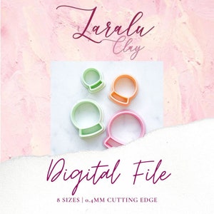 Op de afbeelding: Vier verschillende maten ronde koekjesuitstekers van plastic in groen, oranje, roze en wit. De uitstekers zijn in de vorm van een sneeuwbol. De tekst "Digital File" is in paarse cursieve letters onder de uitstekers geschreven. De tekst "8 SIZES | 0.4MM CUTTING EDGE" is in zwart onder de paarse tekst geschreven.