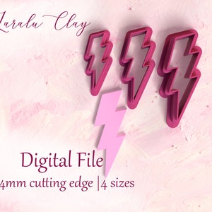 Può includere: Quattro tagliabiscotti a forma di fulmine in plastica rosa e rossa di diverse dimensioni. Il testo "File digitale" e "Spessore di taglio 0,4 mm | 4 dimensioni" è sotto i tagliabiscotti.