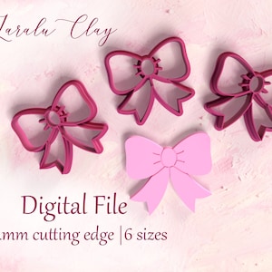 Puede incluir: Tres cortadores de galletas de lazo de plástico rosa y rojo y un lazo de plástico rosa sobre un fondo rosa. El texto "Laralu Clay" está en la parte superior de la imagen. El texto "Digital File 0.4mm cutting edge | 6 sizes" está en la parte inferior de la imagen.