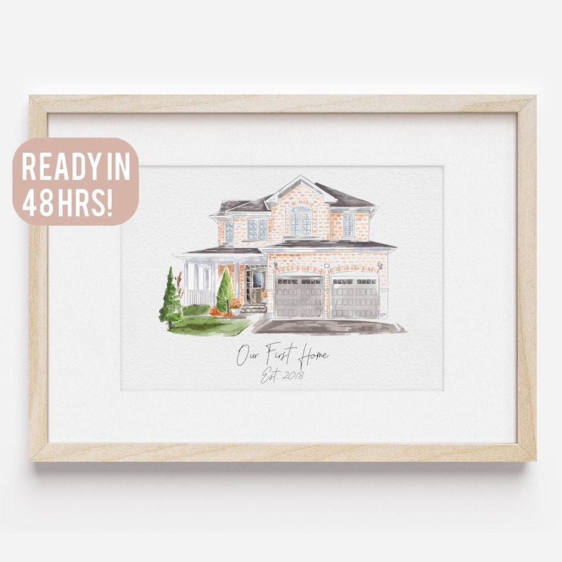 K&ouml;nnte beinhalten: Ein Aquarellbild eines zweist&ouml;ckigen Hauses mit einer Backsteinfassade, einer Garage und einem kleinen Garten mit B&auml;umen. Der Text "Our First Home Est. 2018" steht unter dem Haus.
