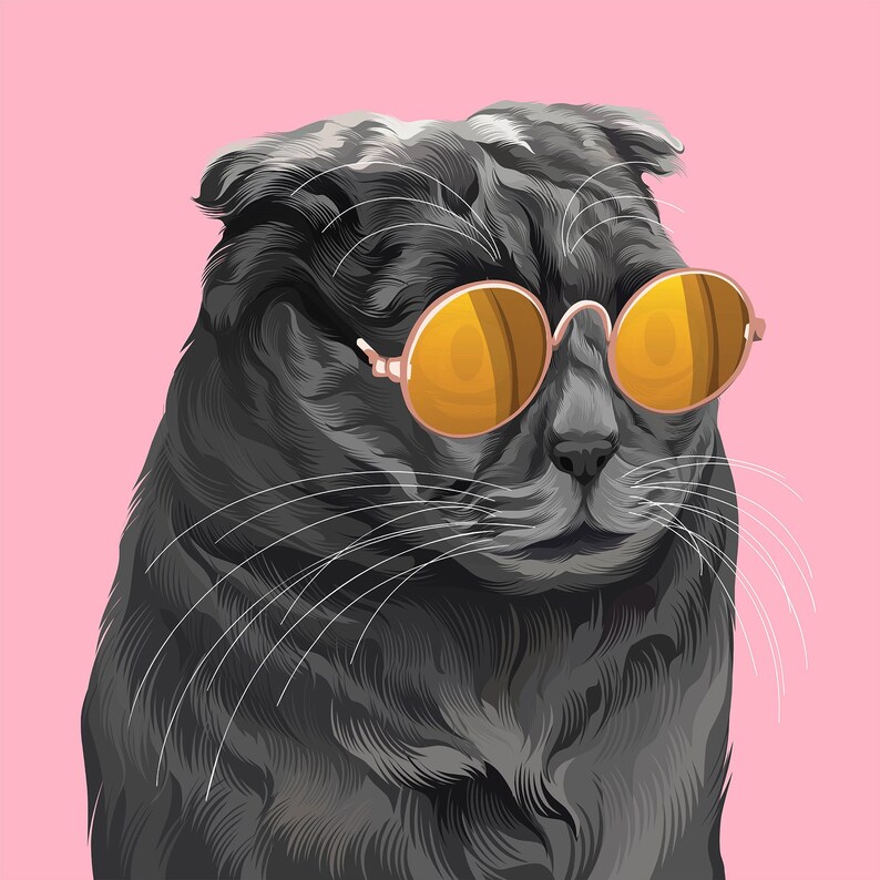 Op de afbeelding: Een zwarte kat met een serieuze uitdrukking draagt ronde, geelgetinte zonnebrillen. De kat heeft een roze achtergrond.