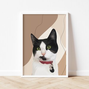Op de afbeelding: Een zwart-witte kat met groene ogen die een rode halsband met een zilveren tag draagt. De kat kijkt recht naar de kijker. De achtergrond is lichtbruin met abstracte lijnen.