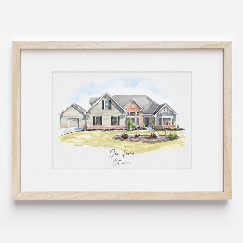 K&ouml;nnte beinhalten: Aquarellgem&auml;lde eines zweist&ouml;ckigen Hauses mit einer Backsteinfassade, einer Garage und einem gro&szlig;en Garten. Das Haus ist von B&auml;umen und B&uuml;schen umgeben. Der Text "Our Home Est. 2013" steht unter dem Haus.