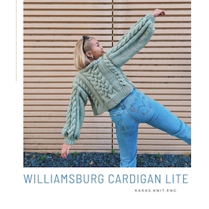 Könnte beinhalten: Ein hellgrüner Strickcardigan mit Zopfmuster, einer verkürzten Silhouette und Puffärmeln. Der Cardigan wird von einer Person mit blonden Haaren getragen und zu einer blauen Jeans kombiniert. Der Text "WILLIAMSBURG CARDIGAN LITE" und "KARAS.KNIT.ENG" ist am unteren Rand des Bildes sichtbar.