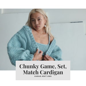 Pode incluir: Um conjunto de cardigan e top de malha grossa azul claro. O conjunto apresenta um decote quadrado e mangas grandes. O texto na imagem diz "Chunky Game, Set, Match Cardigan" e "KARAS.KNIT.ENG".