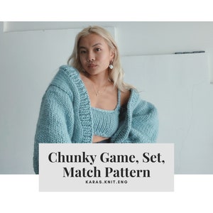 Pode incluir: Uma mulher vestindo um casaco de tricô grosso azul claro e um top curto combinando. O texto "Chunky Game, Set, Match Pattern" e "KARAS.KNIT.ENO" são exibidos abaixo da imagem.