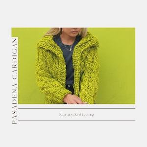 Könnte beinhalten: Ein limegrüner Strickcardigan mit Zopfmuster. Der Cardigan ist vorne offen und hat einen Kragen. Der Text "karas.knit.cng" ist am unteren Rand des Bildes sichtbar.