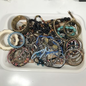 1KG Job Lot costume broken,beads jewellery mixed bundle upcycle resell,craft. 1KG Job Lot costume broken,beads jewellery mixed bundle upcycle resell,craft.