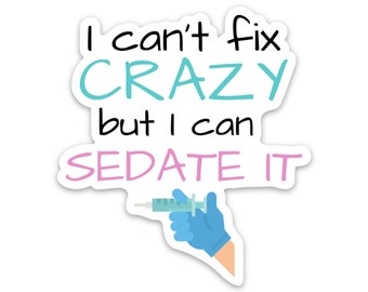 Può includere: Un adesivo fustellato con il testo nero I can't fix, il testo turchese CRAZY, il testo nero but I can e il testo rosa SEDATE IT. Sotto il testo c'è la grafica di una mano con un guanto medico blu che tiene una siringa.