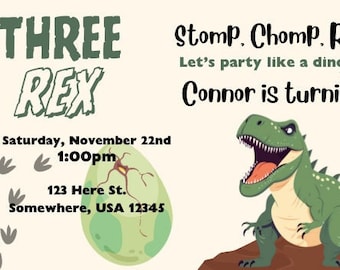 Puede incluir: Una invitación a una fiesta de cumpleaños con un dinosaurio verde de gran boca y dientes afilados. La invitación es para un niño llamado Connor que cumple tres años. La invitación dice "Stomp, Chomp, Roar! Let's party like a dinosaur!" e incluye la fecha y la hora de la fiesta.