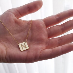 Collar de placa inicial, collar de nombre de oro, regalo del día de la madre, collar de nombre árabe personalizado, regalo de collar de nombre delicado, regalos para mamá