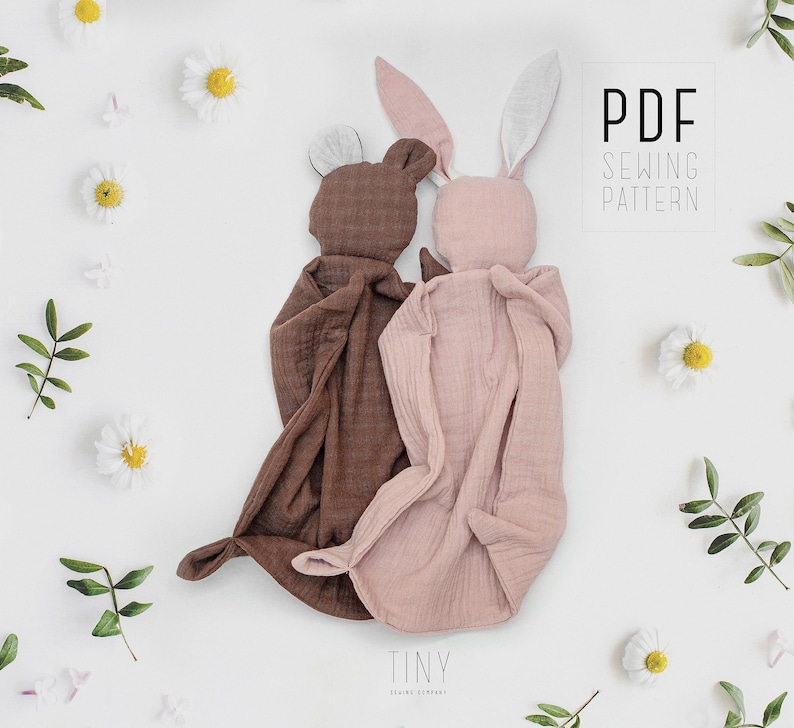 K&ouml;nnte beinhalten: PDF-Schnittmuster f&uuml;r zwei Pl&uuml;schtiere: einen braunen B&auml;ren und einen rosa Hasen. Die Spielzeuge sind aus weichem Stoff gefertigt und haben ein schlichtes, kuscheliges Design.