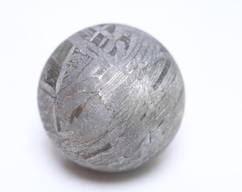 ムオニオナルスタ隕石ボール、天然鉄彫刻（23 x 21 mm、46g）D6902