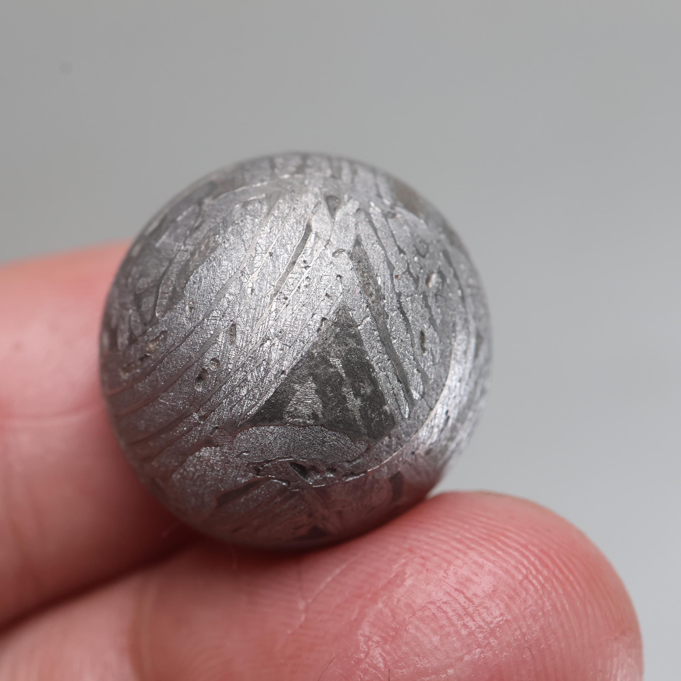 ムオニオナルスタ隕石ボール、天然鉄隕石彫刻（20 mm） - Etsy 日本