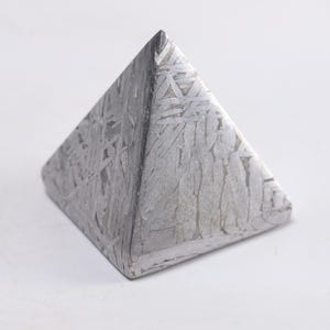 Muonionalusta meteorite,101g Meteorite specimens, meteorite slices, meteorite carved pyramids, carved pyramids, meteorite pyramids D6695