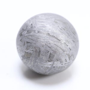 ムオニオナルスタ隕石ボール、天然鉄彫刻（23 x 21 mm、46g）D6902