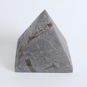 Muonionalusta meteorite,221g Meteorite specimens, meteorite slices, meteorite carved pyramids, carved pyramids, meteorite pyramids D6551