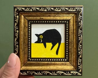 Dipinto originale ad olio di un gatto nero, divertente dipinto di un gatto, miniatura artistica 2x2, quadro con cornice dorata, regalo per ufficio/scrivania "Monday Mood"