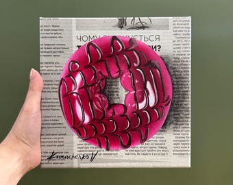 ドーナツの絵画のトレンディな壁アート、新聞紙に描かれたピンクの