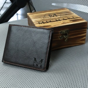 Personalisierte Monogramm gravierte Echtleder Bifold Herren Brieftasche Vatertagsgeschenk mit personalisierter Holzbox Dark Brown