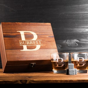 Ensemble personnalisé de carafe à whisky Cadeaux personnalisés pour garçons d'honneur Ensemble de carafe à whisky gravée avec boîte en bois Cadeau pour homme, cadeau papa Set B ( 2 Glasses )