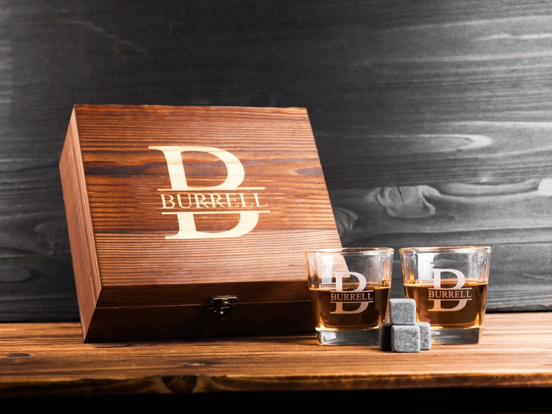 Ensemble personnalisé de carafe à whisky Cadeaux personnalisés pour garçons d'honneur Ensemble de carafe à whisky gravée avec boîte en bois Cadeau pour homme, cadeau papa Set B ( 2 Glasses )