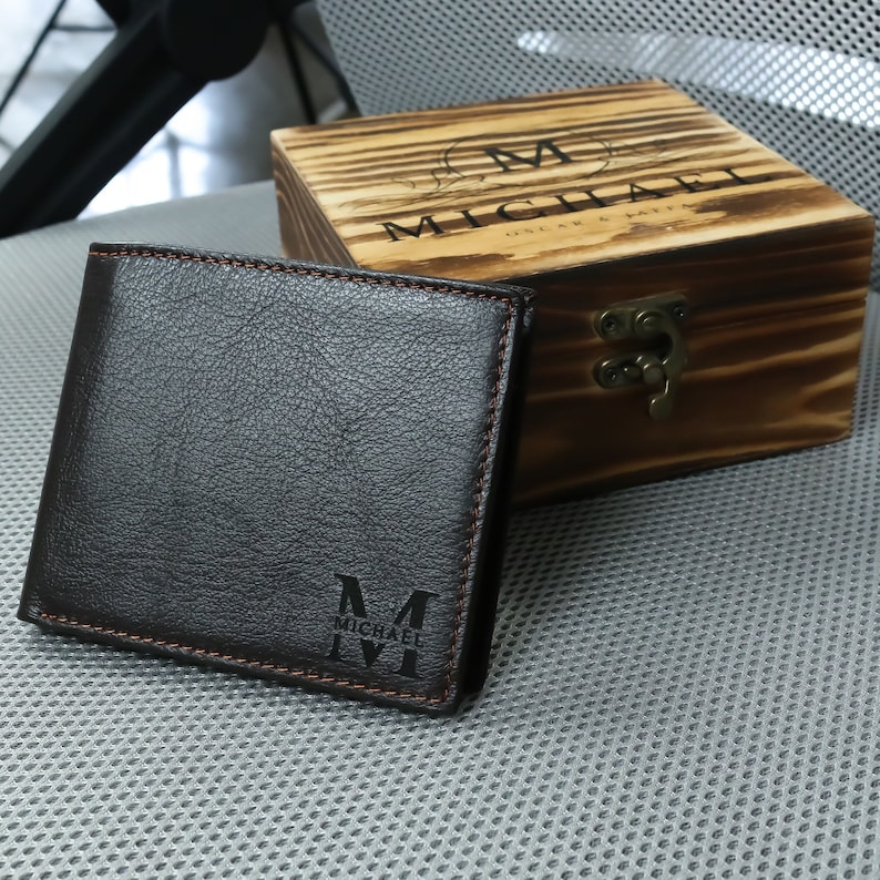 Personalisierte Monogramm gravierte Echtleder Bifold Herren Brieftasche Vatertagsgeschenk mit personalisierter Holzbox Dark Brown
