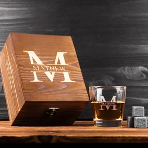 Ensemble personnalisé de carafe à whisky Cadeaux personnalisés pour garçons d'honneur Ensemble de carafe à whisky gravée avec boîte en bois Cadeau pour homme, cadeau papa Set A ( 1 Glasses )