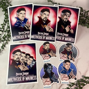 Könnte beinhalten: Eine Sammlung von Aufklebern und Drucken zum Thema Doctor Strange. Die Drucke zeigen ein Porträt von Doctor Strange mit dem Text "Doctor Strange in the Multiverse of Madness". Die Aufkleber haben ein ähnliches Design mit dem Text "Doctor Strange".